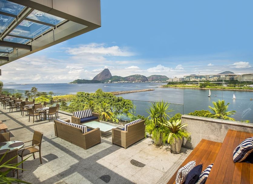 Terraço do Prodigy Hotel de frente para a Marina da Glória e o Cristo Redentor